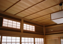 無垢の杉板で仕上げた和室天井